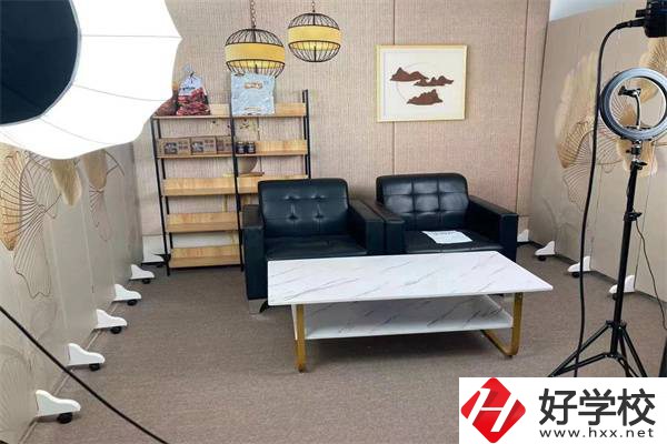 湘潭計算機(jī)職業(yè)技術(shù)學(xué)校實訓(xùn)室