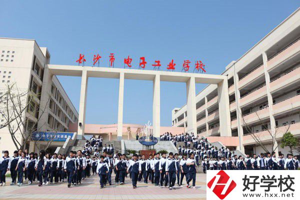 長沙市電子工業(yè)學(xué)校有哪些特色專業(yè)？就業(yè)前景如何？