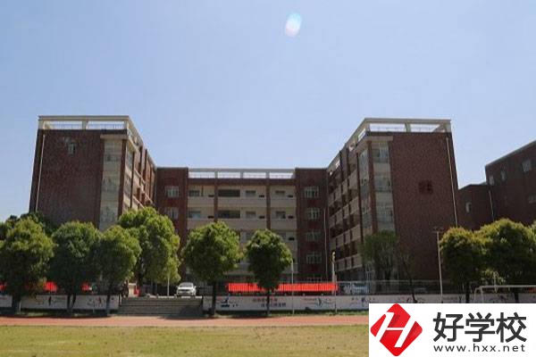 岳陽市高級技工學校大門